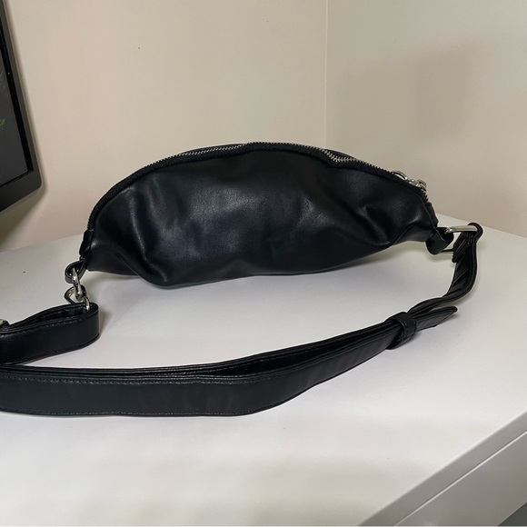 Black forever21 fanny pack - Picture 3 of 5